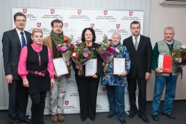 iš kairės į dešinę:LŽS pirmininkas D. Radzevičius, vertinimo komisijos pirmininkė A. Arlauskienė, laimėtojai Š. Černiauskas, R. Musneckienė, J. Strikaitienė, Aplinkos ministerijos kancleris R. Klovas ir V. Leščinskas
